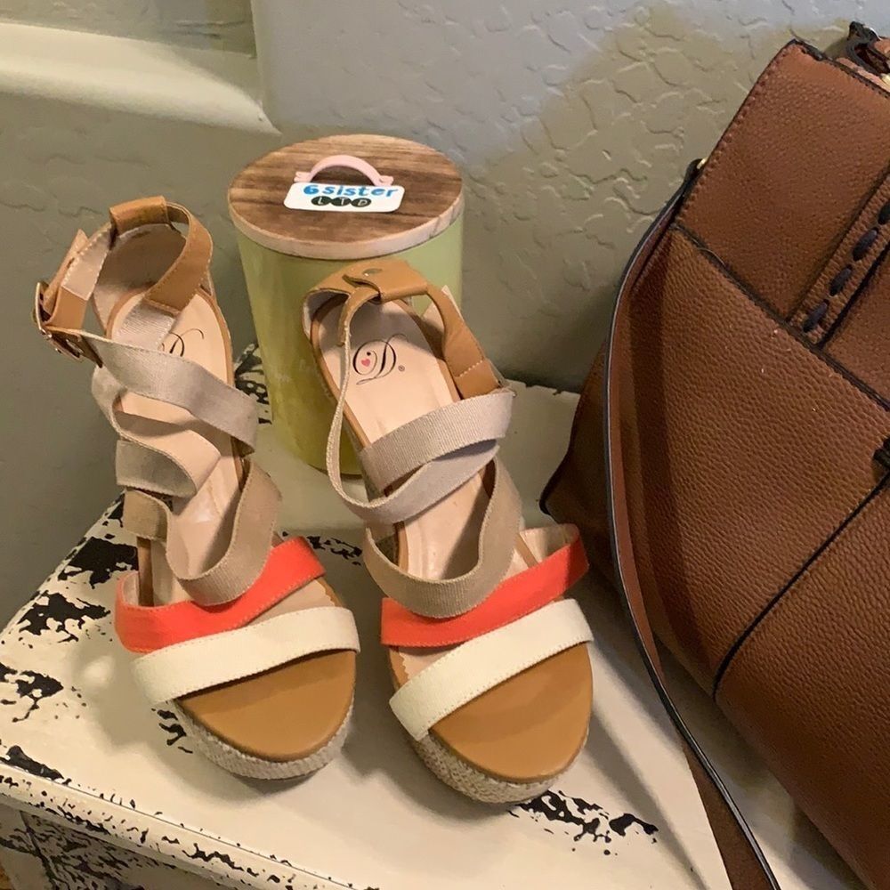 D Size 7 1/2 wedges heel is 5”